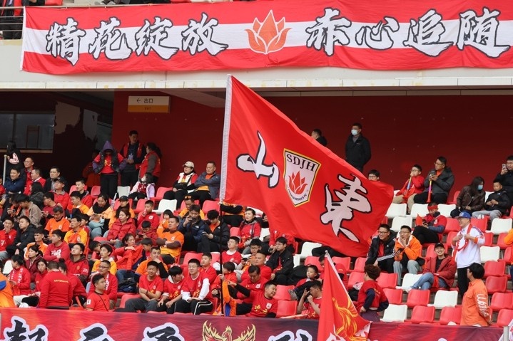 主場(chǎng)上萬(wàn)名球迷的吶喊助威，給山東體彩女足征戰(zhàn)女超增添了能量與動(dòng)力